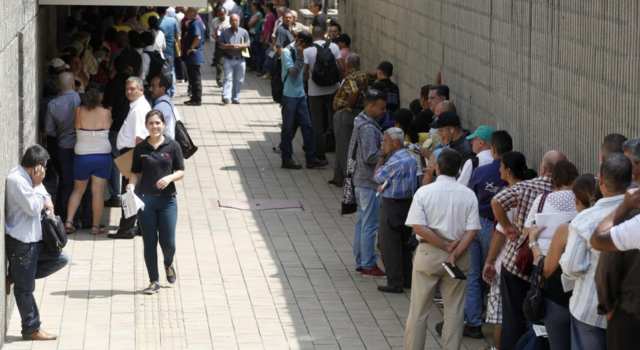 Largas filas y dificultades para pagar el impuesto de vehículos en Bogotá