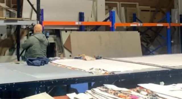 sujetos rompieron el muro de una bodega y se llevaron más de $1.200 millones en telas
