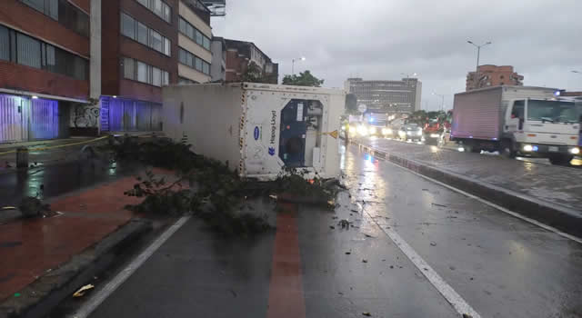 Monumental trancón en la NQS por accidente de tránsito