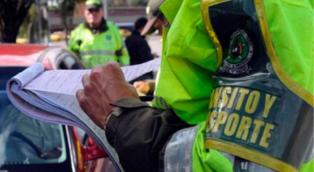 dos policías pidieron dinero a cambio de no hacer un comparendo a un hombre