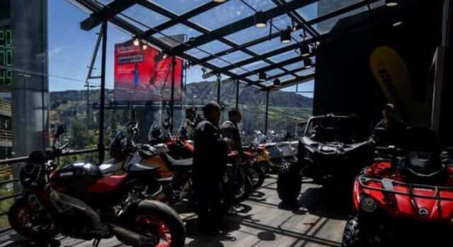 Cuatro personas hurtaron una moto exhibida en un concesionario en Bogotá