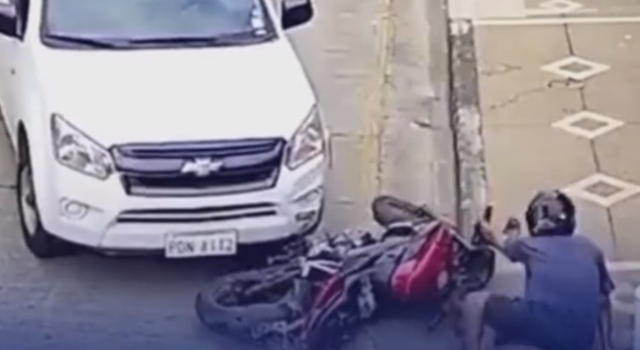 Conductor estrelló a ladrón con su camioneta evitando que huyera con lo que había robado