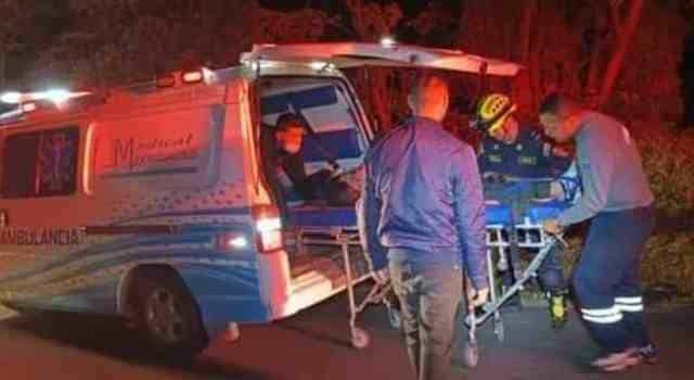 Bomberos salvaron a motociclista que cayó en un abismo
