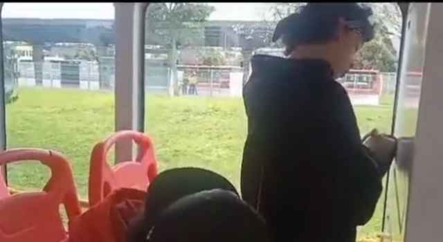 Conductor puso a limpiar las paredes de un Transmilenio a dos jóvenes que lo había grafiteado