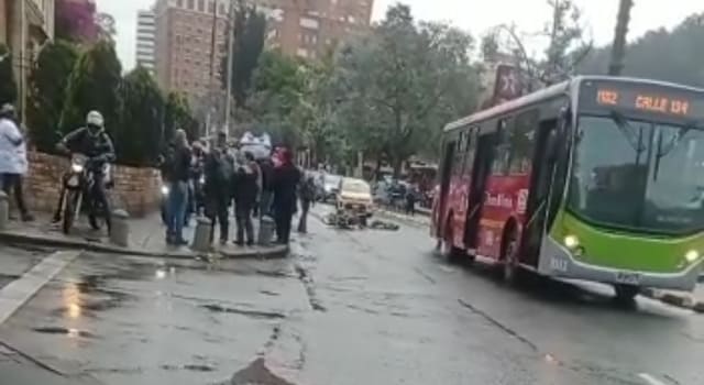 Motociclista perdió la vida tras chocar con un articulado de Transmilenio
