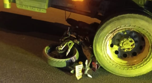Motociclista quedó debajo las llantas de un tractocamión