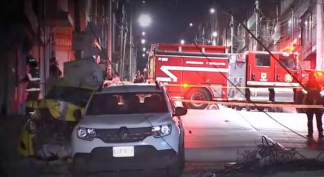 Taxi chocó contra un poste y dejó dos personas gravemente heridas