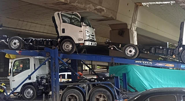 Conductor de tractocamión chocó vehículo de $120 millones con puente de la Calle 26 en Bogotá