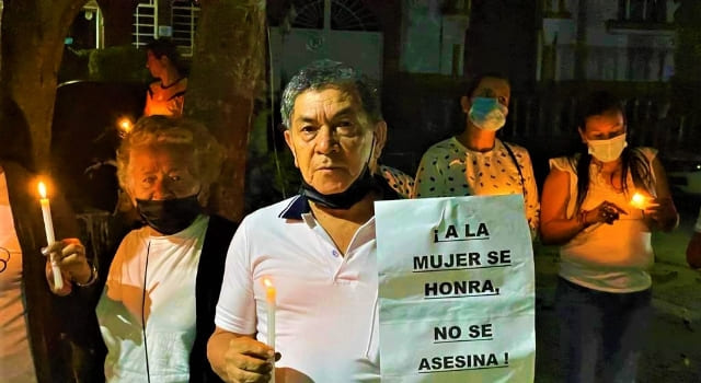 Velatón por el asesinato de una mujer