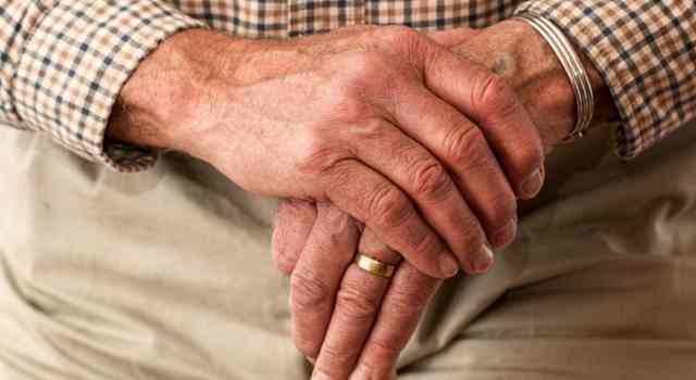 Abuelitos fueron arrollados por un motociclista que conducía a gran velocidad
