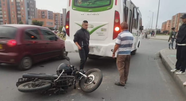 Accidente de tránsito entre una motocicleta y una buseta en Ciudad Verde
