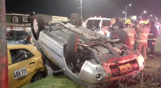 Conductor terminó volcado en una vía principal de Kennedy