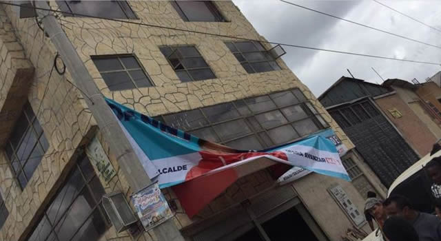 Dos heridos tras descarga eléctrica cuando instalaban una pancarta política en Soacha