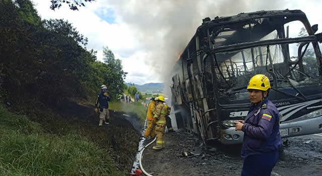 Incendió de un bus en la vía Tunja-Bogotá: pérdida es del 80%