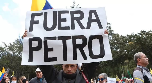 Convocan marchas para exigir la renuncia de Gustavo Petro