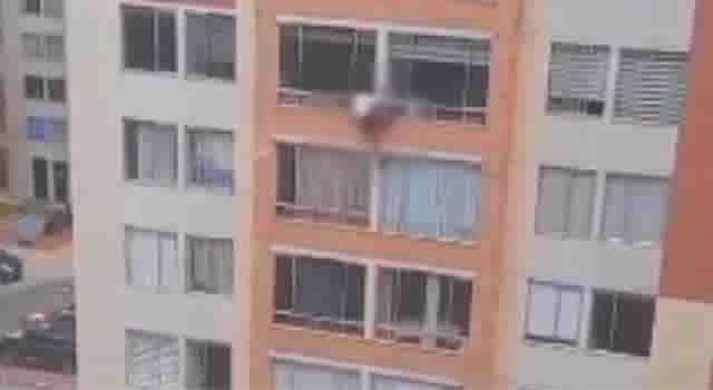 Mujer cayó de un séptimo piso en medio de la evacuación y perdió la vida