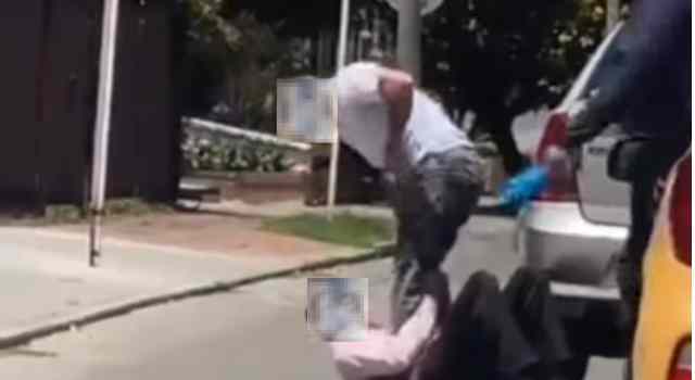 A los correazos se pelearon dos conductores en Bogotá