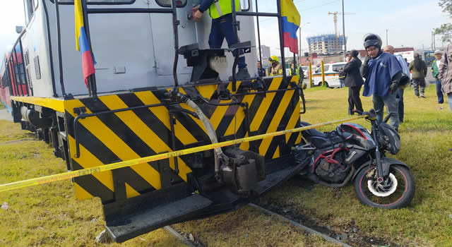Tren atropelló a un motociclista Bogotá
