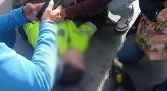 Auxiliar de la Policía cayó de una estación de TransMilenio en medio de persecución