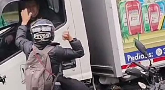 Motociclista agredió con arma blanca al conductor de un furgón