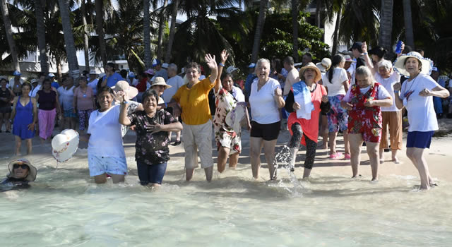 Abuelitos de Chipaque vuelan a San Andrés por primera vez para conocer el mar