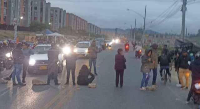 Bloqueos en la vía Indumil en rechazo a separadores viales al ingreso de Parque Campestre