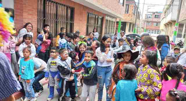 Celebración de Halloween para niños de bajos recursos en el barrio Pradera
