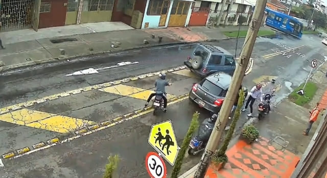 hurtaron a ciudadano que estaba dentro de su vehículo