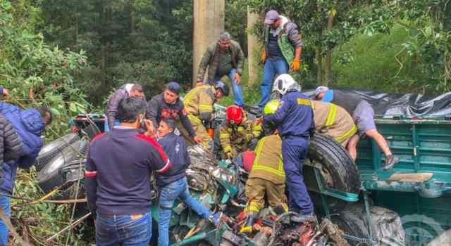 Tractocamión cayó de un puente que conecta con Tunja Boyacá