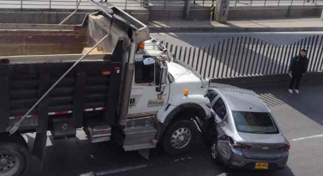 Accidente entre una volqueta y un carro particular en el sector León XIII