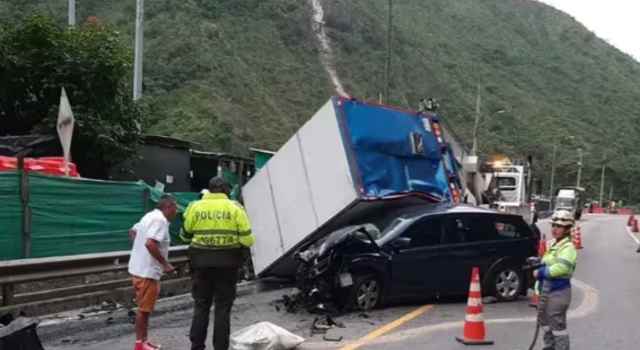 Persona quedó atrapada debajo de un furgón en accidente de tránsito en la vía al Llano
