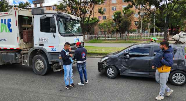 Carro chocó contra un vehículo de carga en la vía Gaitán Cortés