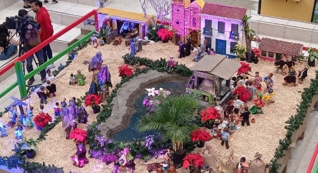 Alumbrado navideño en el Centro Comercial Vívelo Mercurio