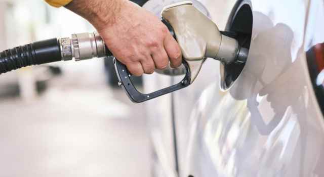 Eliminación de algunos impuestos reduciría el costo de la gasolina en Colombia