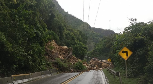Vía Melgar cerrada por derrumbe en el sector Nariz del Diablo