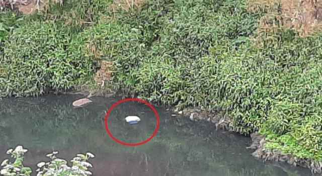 cuerpo de una persona flotando en el río Bogotá