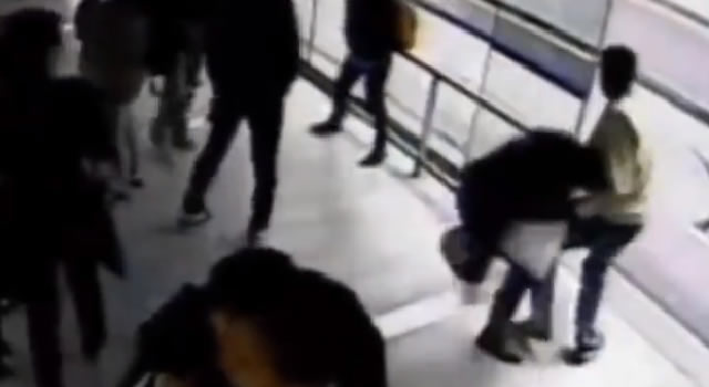 Articulado de Transmilenio embistió a un ladrón en Bogotá tras intentar robar un bolso