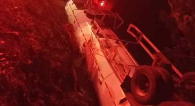 Vehículo de carga terminó volcado en la vía que comunica Ubaque y Choachí
