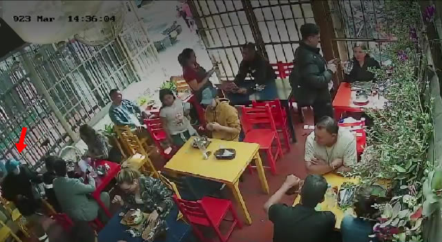 En presencia de niños, delincuente atracó a clientes de un restaurante de Bogotá