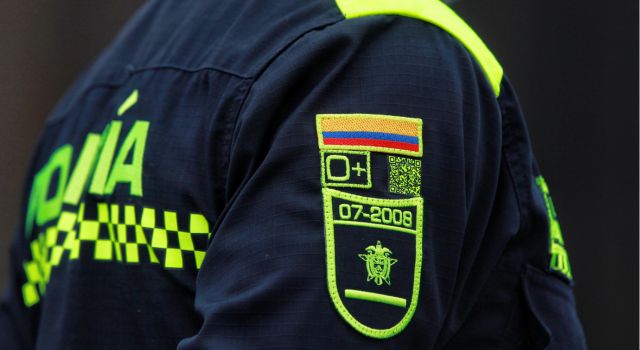 Conductor arrolló a cuatro uniformados luego de pasar un semáforo en rojo