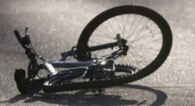 Delincuentes golpearon a una madre y a sus hijas por robarle su bicicleta
