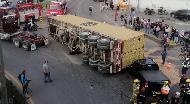 Contenedor de tractocamión cayó sobre una camioneta en la glorieta de Siberia