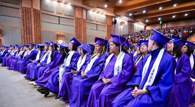 mujeres se graduaron gracias a la estrategia de Manzanas del Cuidado en Bogotá