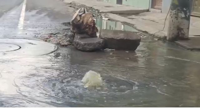 Denuncian rebosamiento de aguas residuales en San Nicolás