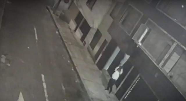 roban viviendas utilizando escalera humana en Suba