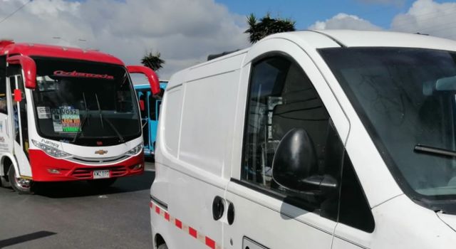 Conductor de camioneta hizo caer a una motociclista en Soacha y emprendió la huida