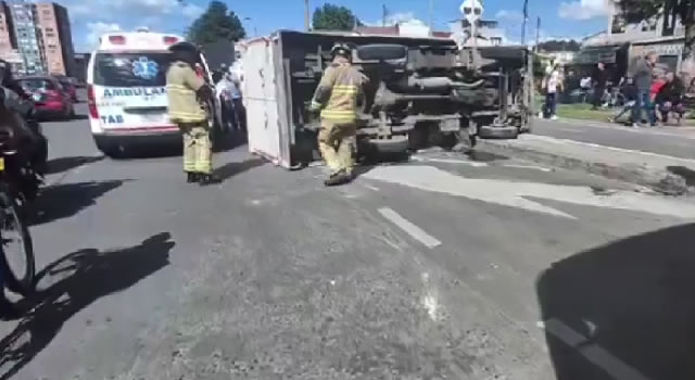 Dos lesionados dejó accidente de tránsito entre un bus del SITP y un furgón en Bogotá