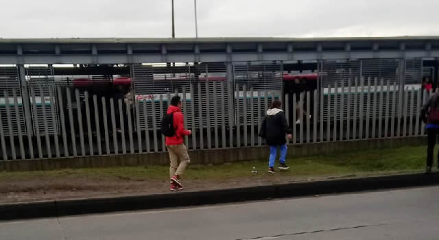 En Soacha aumentan colados en Transmilenio, ingresan frente a la Policía y no pasa nada