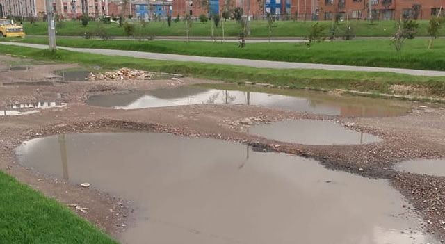 vía destrozada frente al conjunto residencial la Arboleda de Soacha