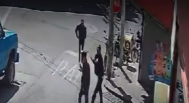 Ladrones atracaron a un hombre que salía de un banco en Bogotá